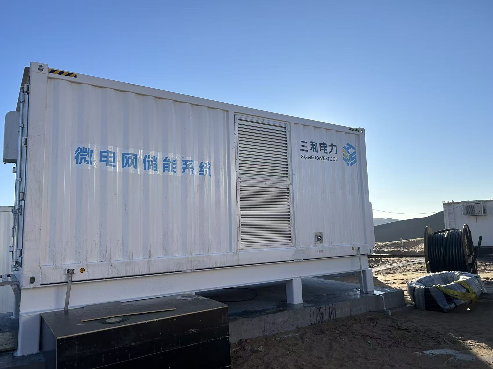 microgrid solar and bess project in desert (12)